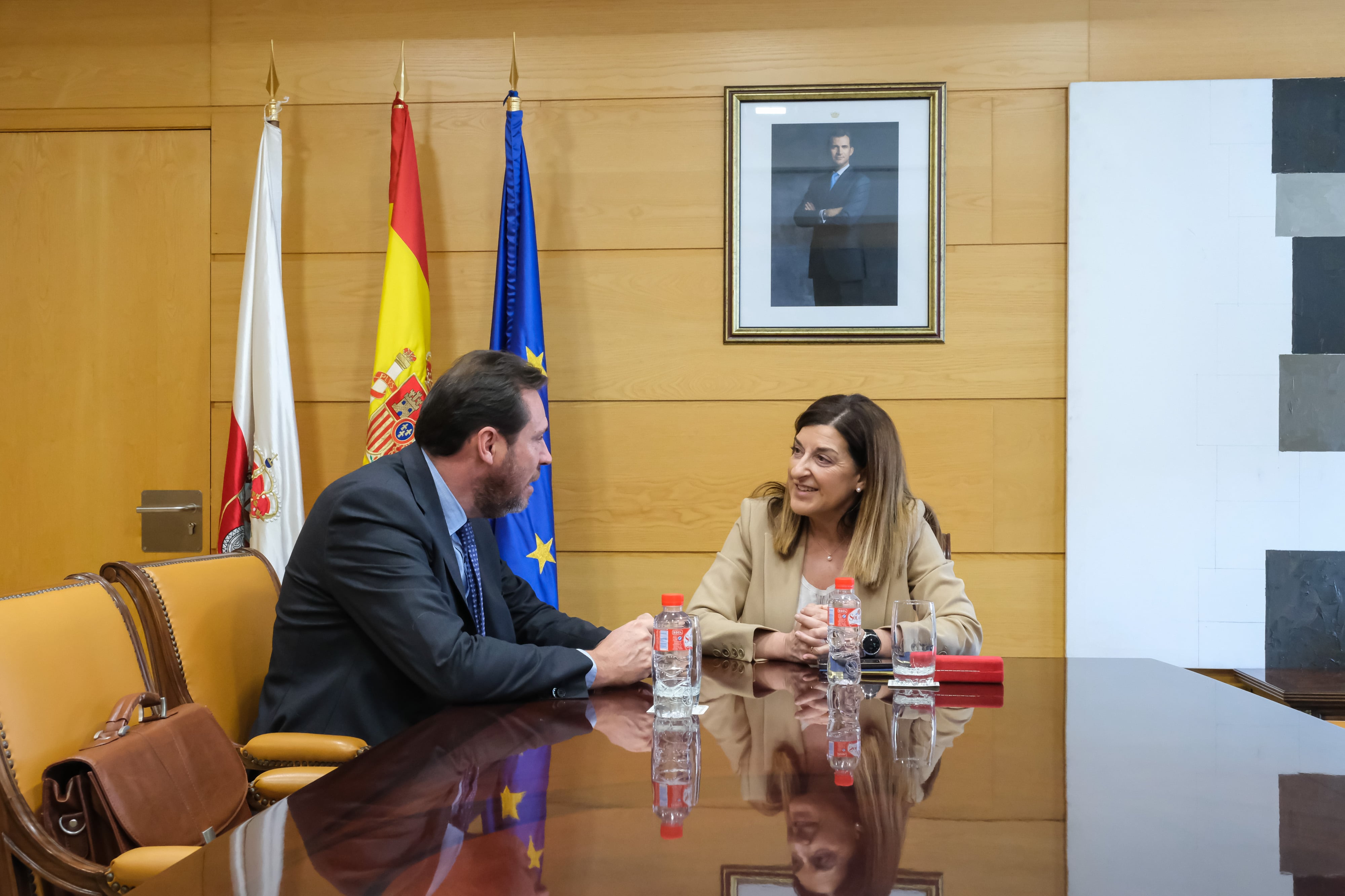 La presidenta de Cantabria, María José Sáenz de Buruaga, recibe al ministro de Transportes y Movilidad Sostenible, Óscar Puente.