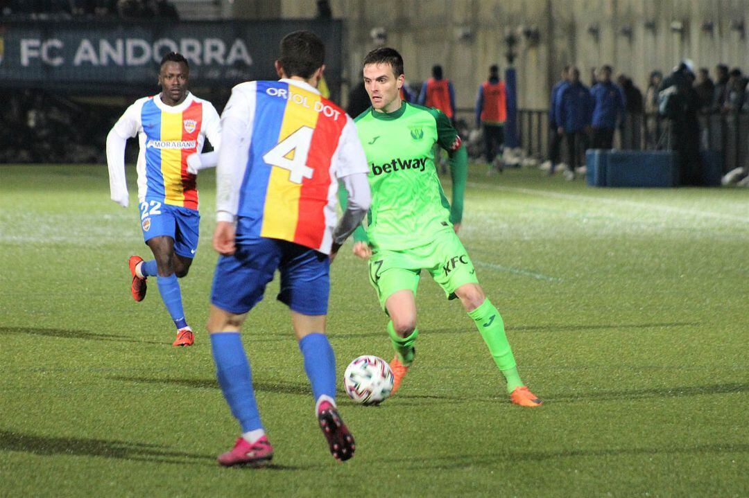 Eraso (CD Leganés) conduce el balón ante la oposición de los dos protagonistas negativos del conjunto andorrano: Sidibé (22), que erró el penalti que pudo dar el pase a los locales, y Dot, cuyo lanzamiento detuvo Soriano para dar el pase al &#039;Lega&#039;.