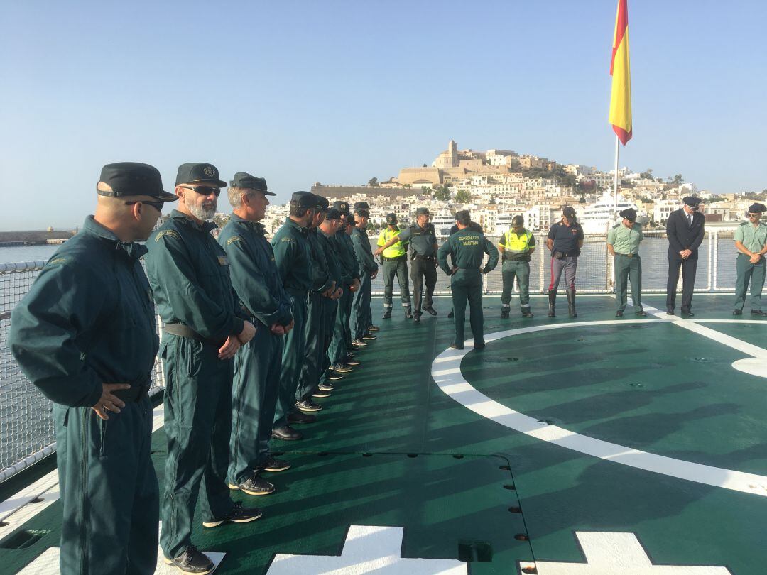 Imagen de archivo de efectivos de la Guardia Civil en un barco rumbo a Ibiza