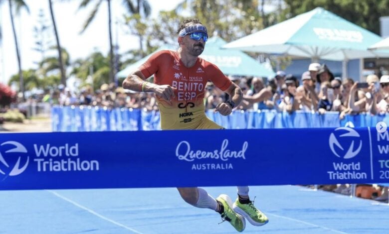 Antonio Benito llegando a la meta en el campeonato del mundo de triatlón