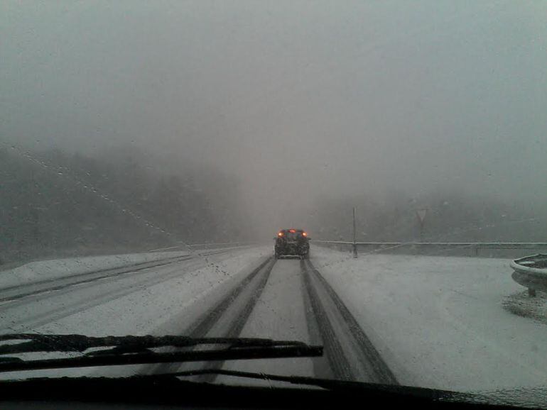 La nieve ha cuajado en el Puerto de Azázeta y ha complicado la circulación