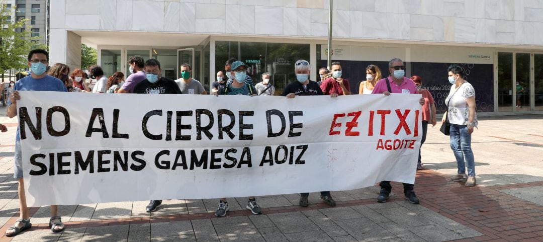 Concentración de trabajadores de la planta de Aoiz ante la sede donde se ha celebrado la junta de accionistas de Siemens Gamesa