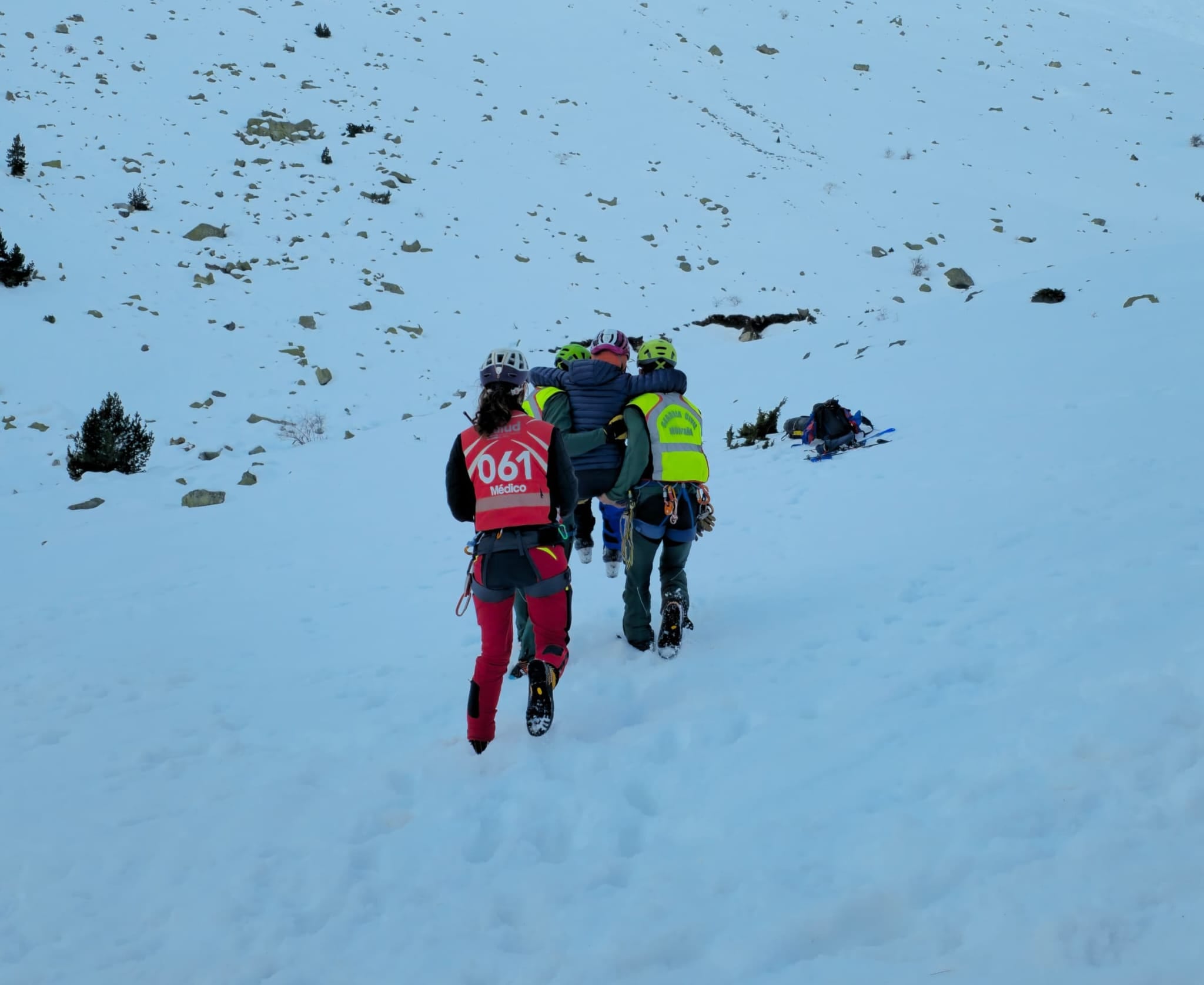 La Guardia Civil durante uno de los rescates a una esquiadora