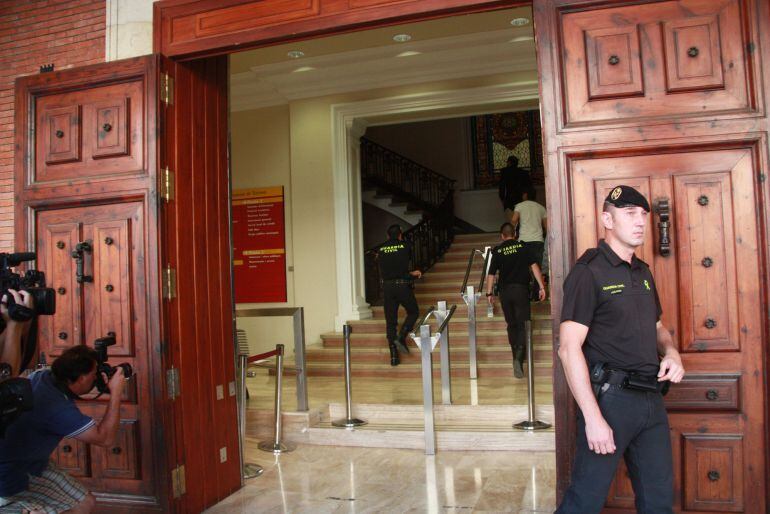 Agents de la Guàrdia Civil entrant a l'Ajuntament de Tortosa, pujant les escales del consistori, amb un agent en primer pla al costat de la porta, aquest 5 de juliol de 2016. (Horitzontal)