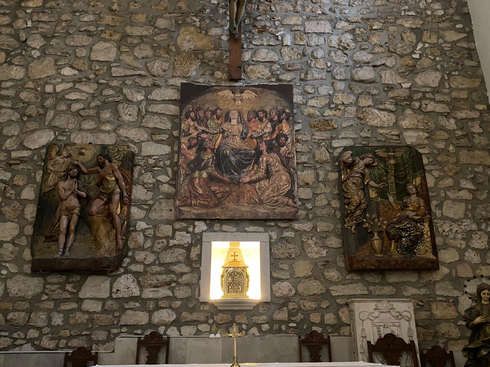 El relieve de Pentecostés del altar mayor de la Iglesia de San Juan de la Vera Cruz  de Aranda ha sido sustituido por una imagen del mismo mientras forma parte de la exposición de las Edades del Hombre