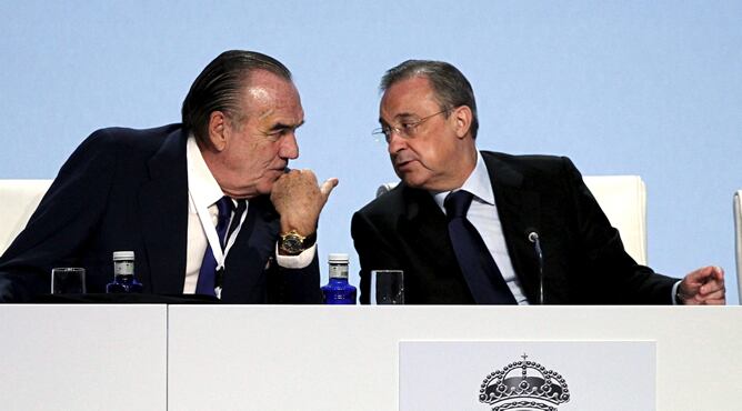 El presidente del Real Madrid, Florentino Pérez, y el vicepresidente, Fernando Fernandez Tapias, conversan durante la Asamblea General Ordinaria y Extraordinaria del club.