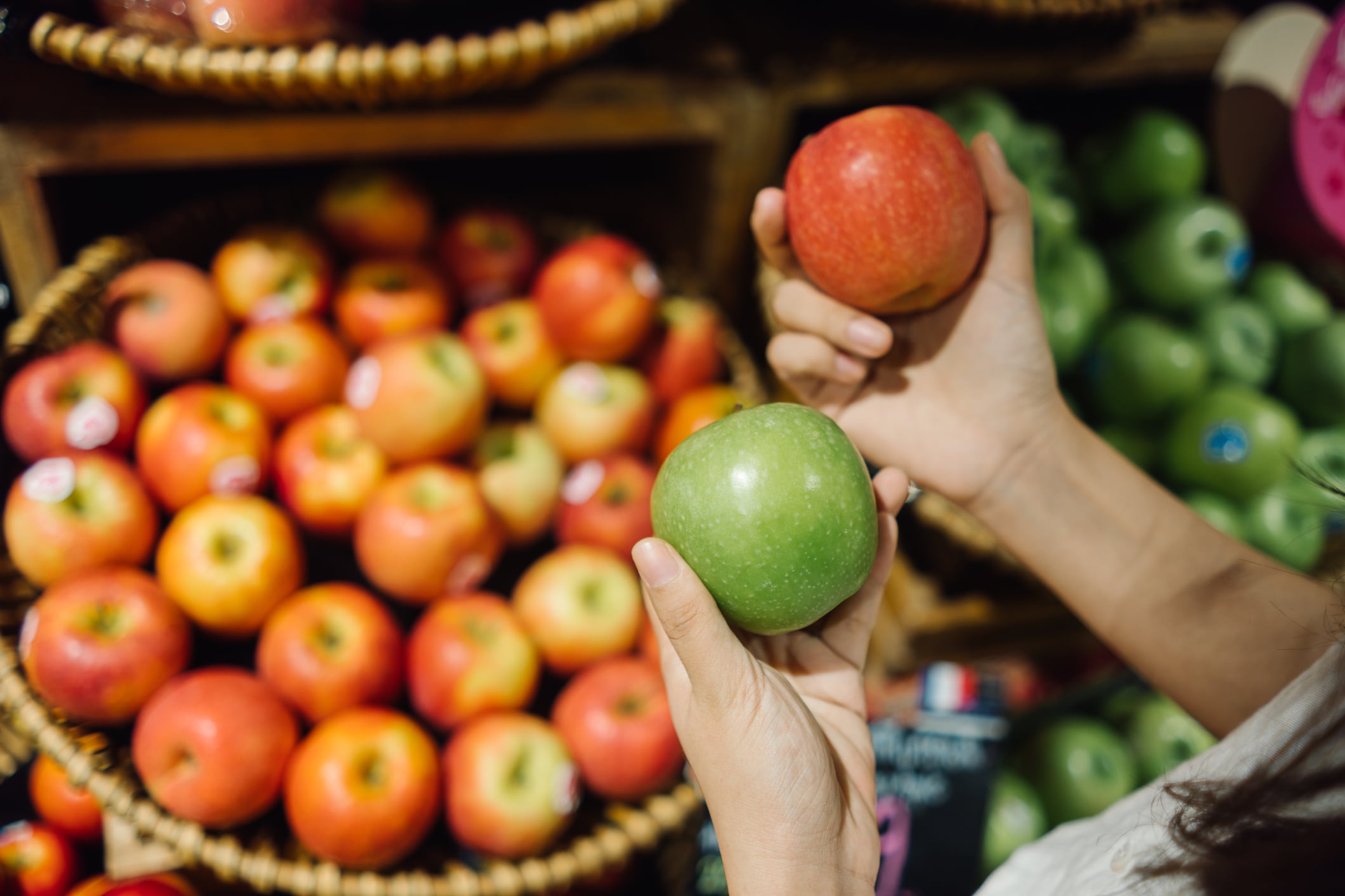 Comprando manzanas en la frutería.