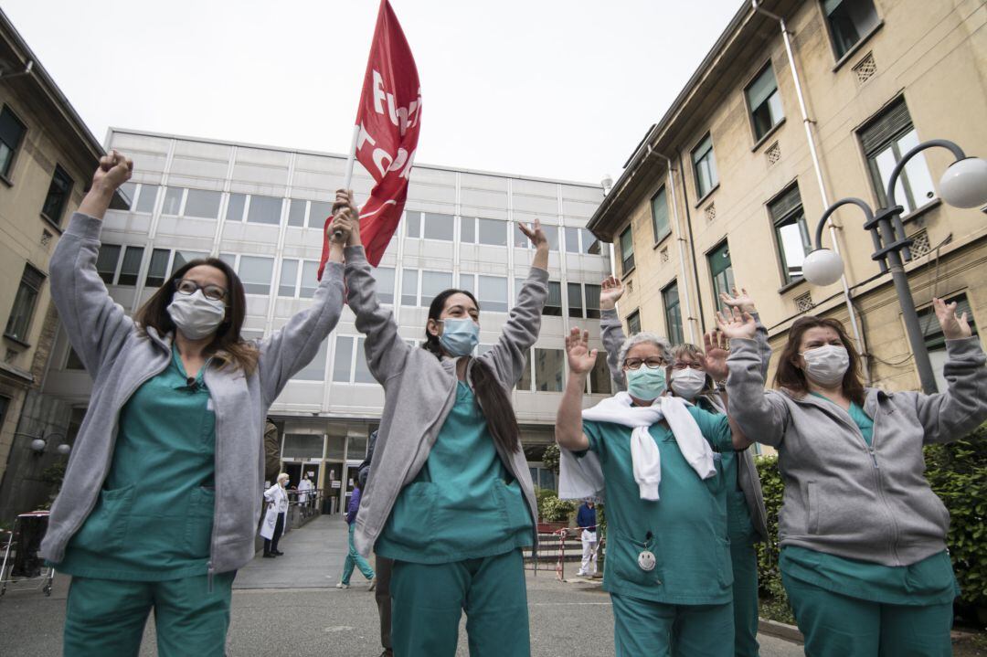 Sanitarios frente a un hospital