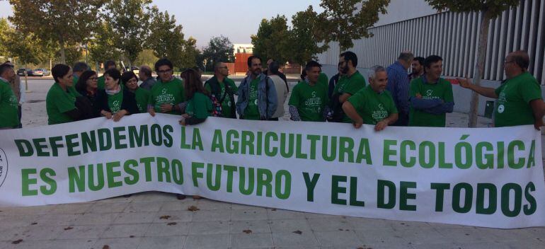 Concentración de agricultores ecológicos contra el recorte de primas