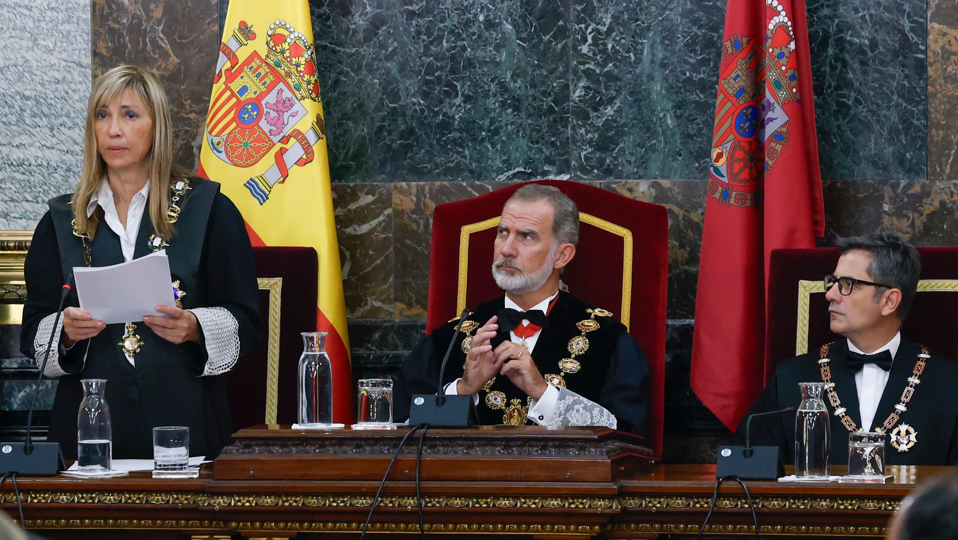 El rey Felipe (c), la presidenta del CGPJ Isabel Perelló (i), y el ministro de Justicia Félix Bolaños, en el Tribunal Supremo en el acto de apertura del año judicial con un Consejo General del Poder Judicial renovado tras más de un lustro de bloqueo y con la primera presidenta en toda su historia.