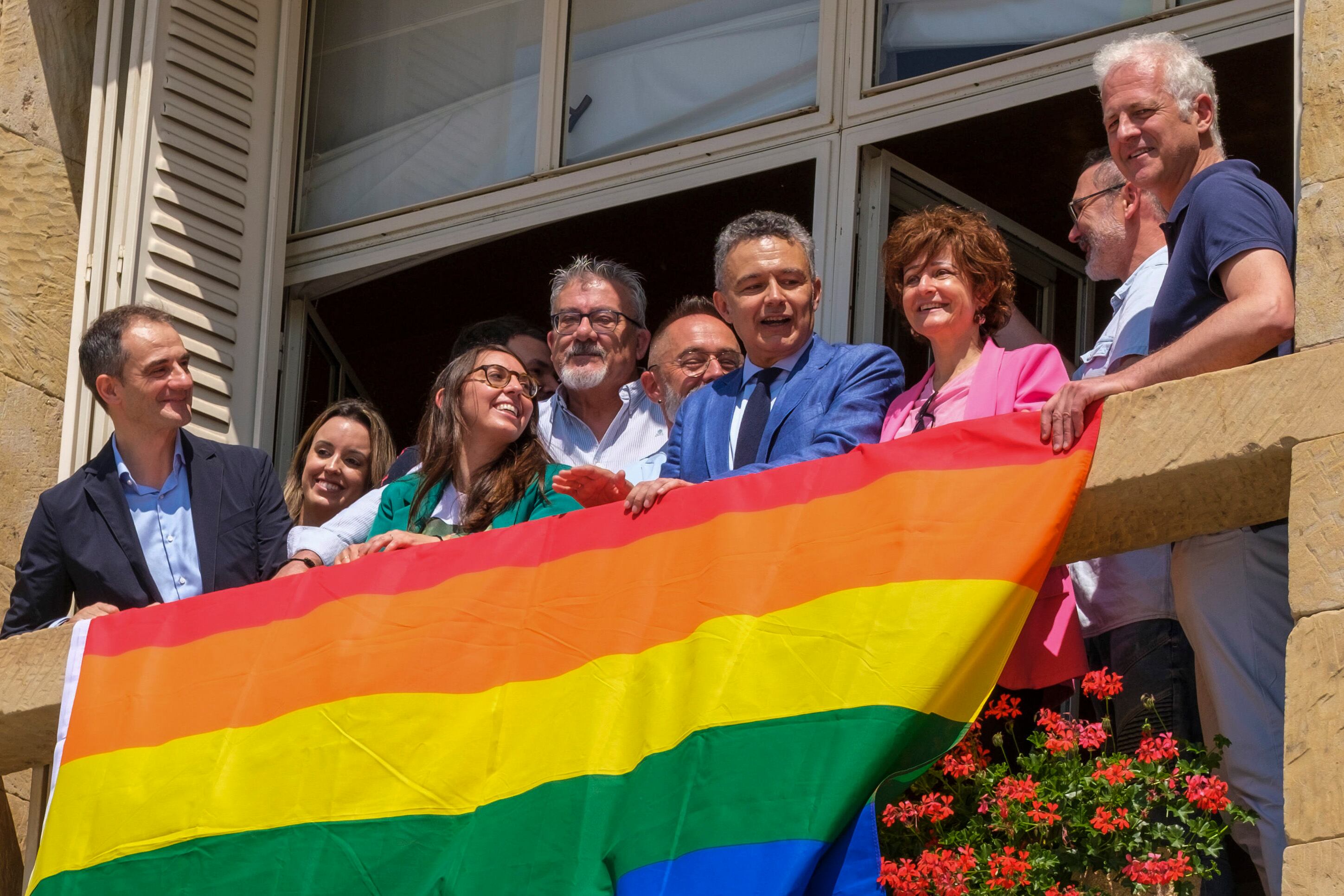 -FOTODELDÍA- LOGROÑO (LA RIOJA) 22/06/2023.- La presidenta de la asociación riojana GYLDA LGTBI+, Ruth García (2i), durante el acto simbólico de entrega de la bandera arcoíris al alcalde de Logroño, Conrado Escobar (d), acompañado por los concejales Celia Sanz Ezquerro (2d), Ángel Andrés Royo (i) y representantes de todos los grupos municipales: PP, PSOE, Podemos-IU y PR+E, con excepción de Vox. EFE/Raquel Manzanares