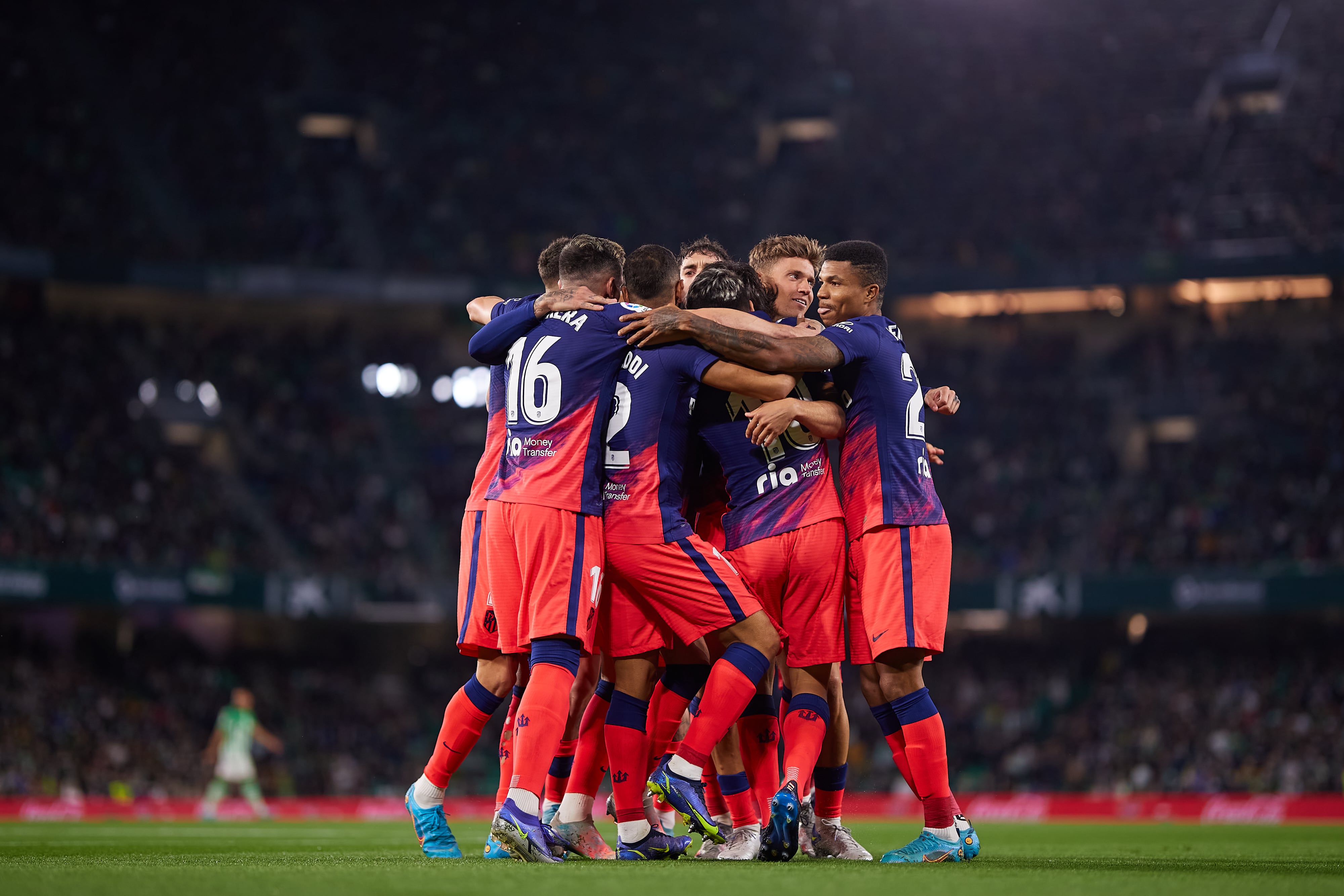 Los jugadores del Atlético de Madrid celebran un tanto frente al Betis