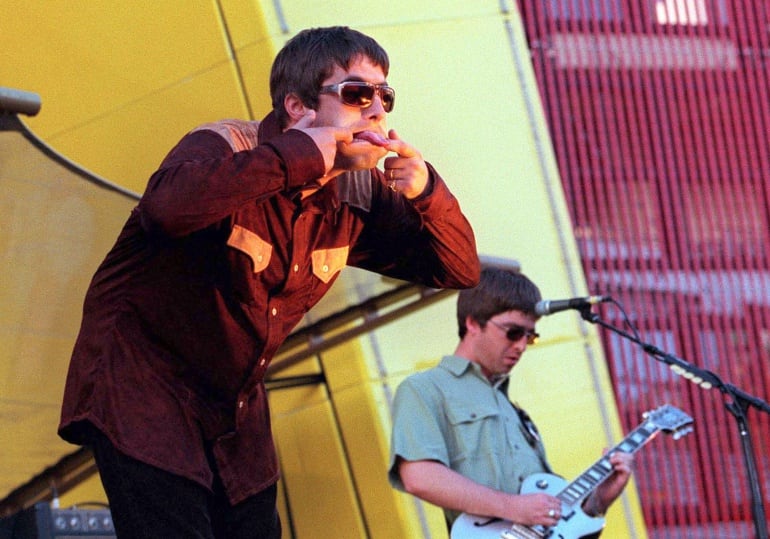 La banda Oasis durante un concierto en San Francisco en 1997