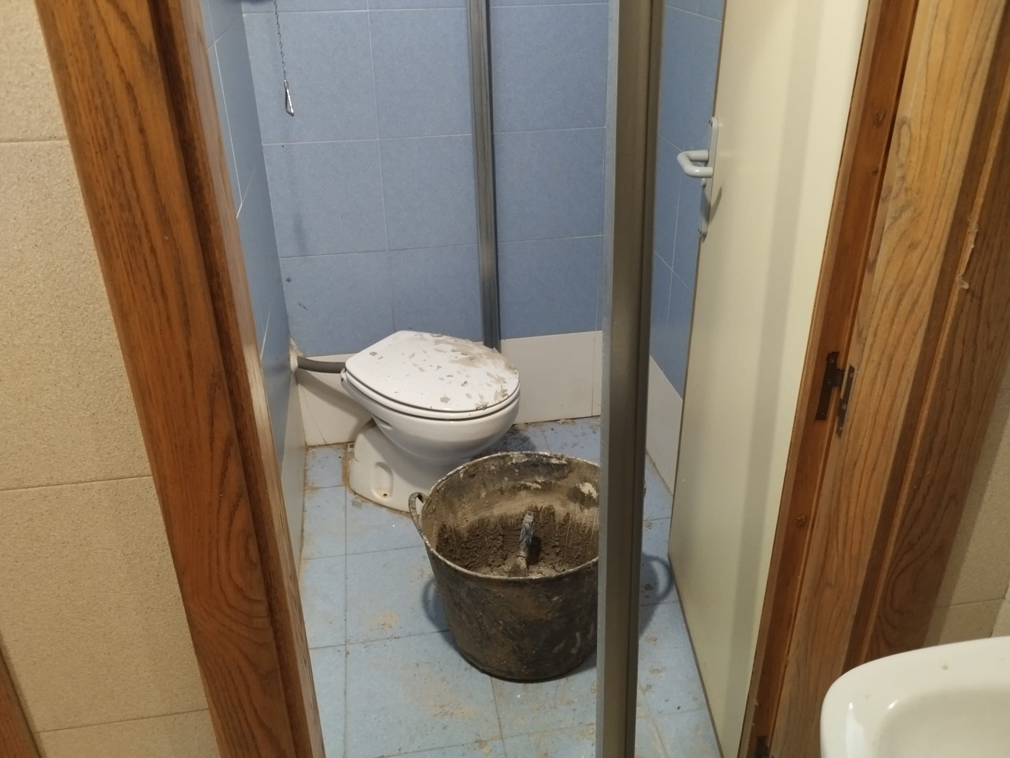 Un retrete y elementos de obra y suciedad en los servicios de Preferencia/SER
