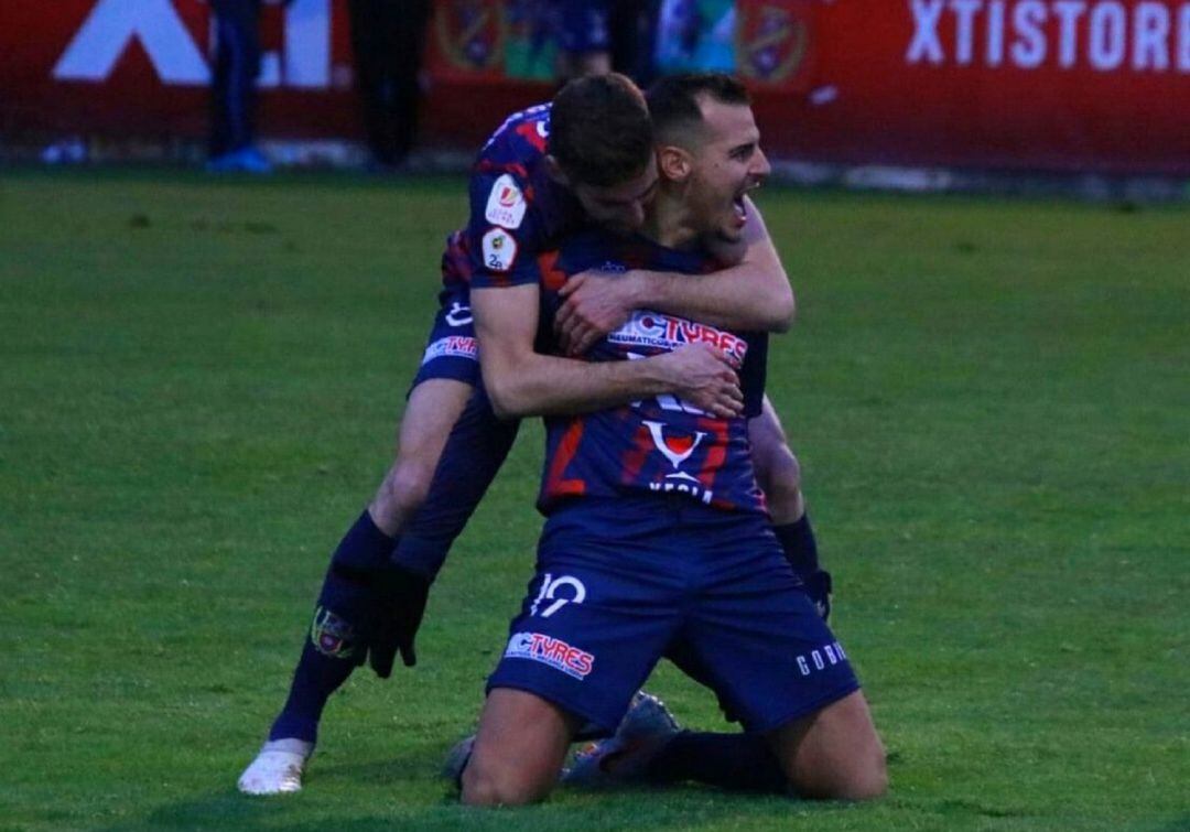 Alberto Oca abrazando a Perales tras uno de sus goles ante Sevilla Atlético