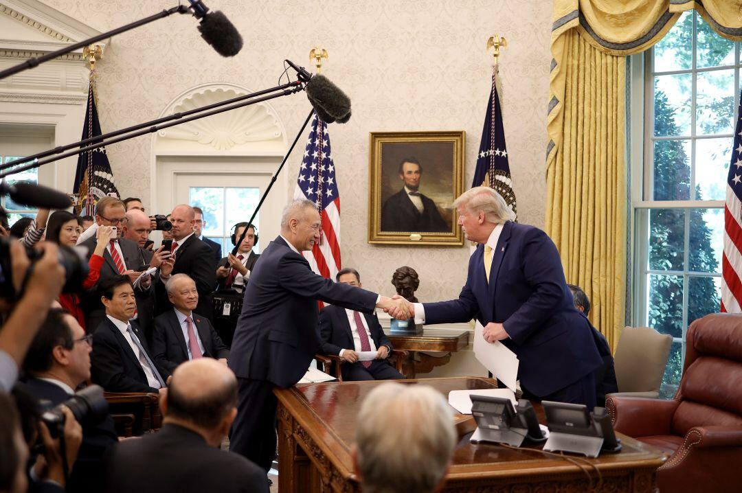 Donald Trump y Liu He durante su reunión hoy.