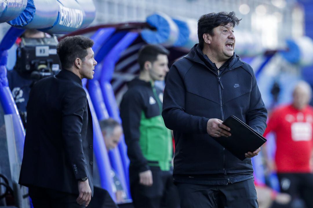 Simeone y el &#039;Mono&#039; Burgos, durante el partido de Liga contra el Eibar. 