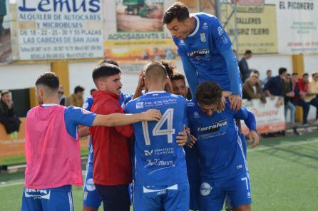 Jugadores celebrando uno de los goles en Lebrija