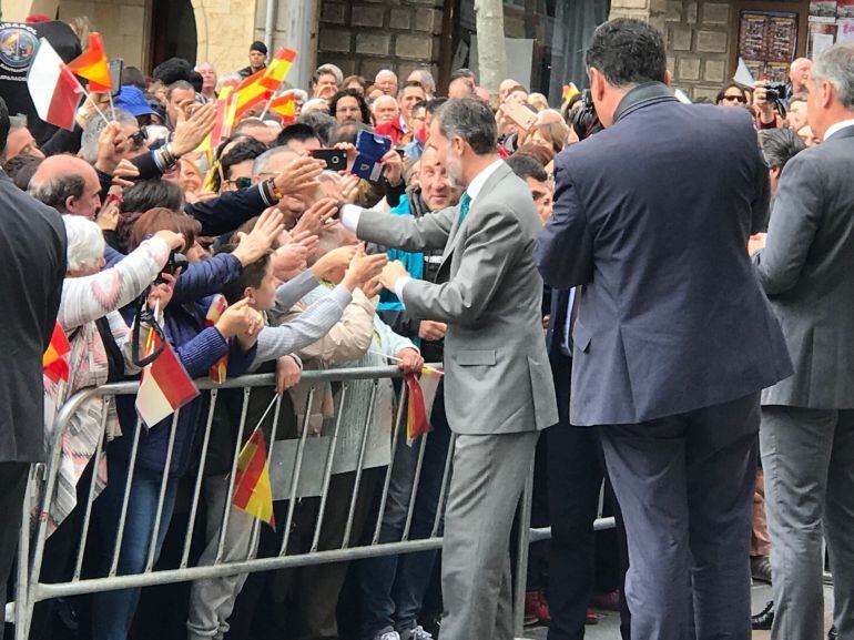 El monarca saludando al público en la Plaza de España.