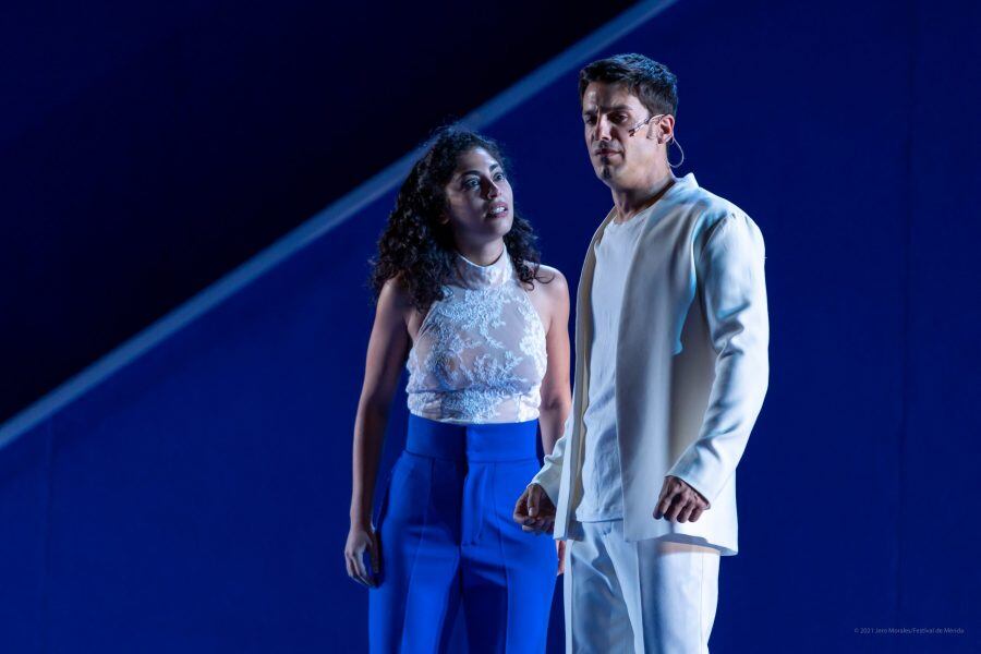 Alejo Sauras y Mina El Hammani en la obra Edipo. A través de las llamas / Pentación Espectáculos