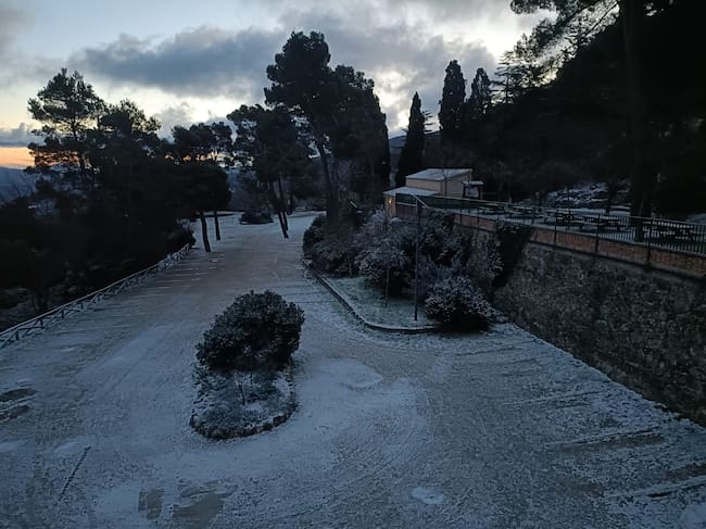 Plaza del Santuario de la Font Roja cubierta de nieve