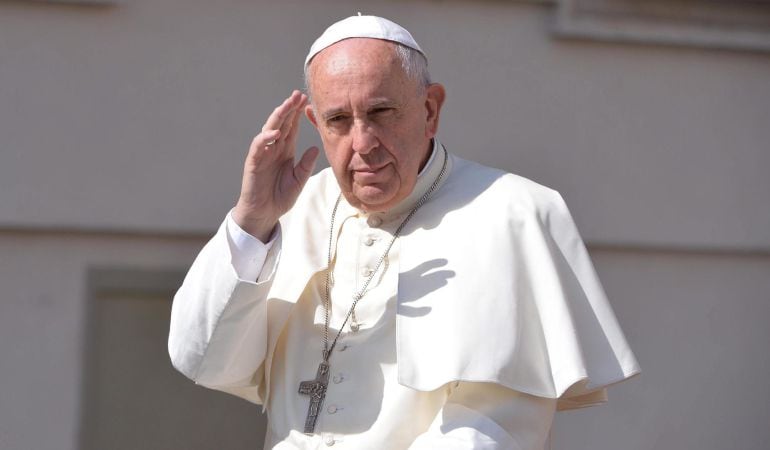 El papa Francisco saluda a los fieles congregados en la Plaza de San Pedro.