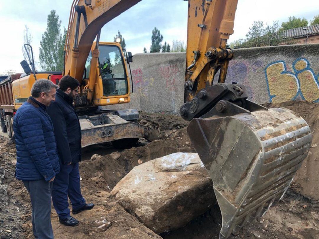 El alcalde, Jesús Manuel Sánchez Cabrera, ha visitado las obras junto a la vía del tren