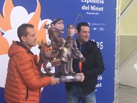 Representantes de la Falla Monte de Piedad de Xirivella con su artista Pascual Montes