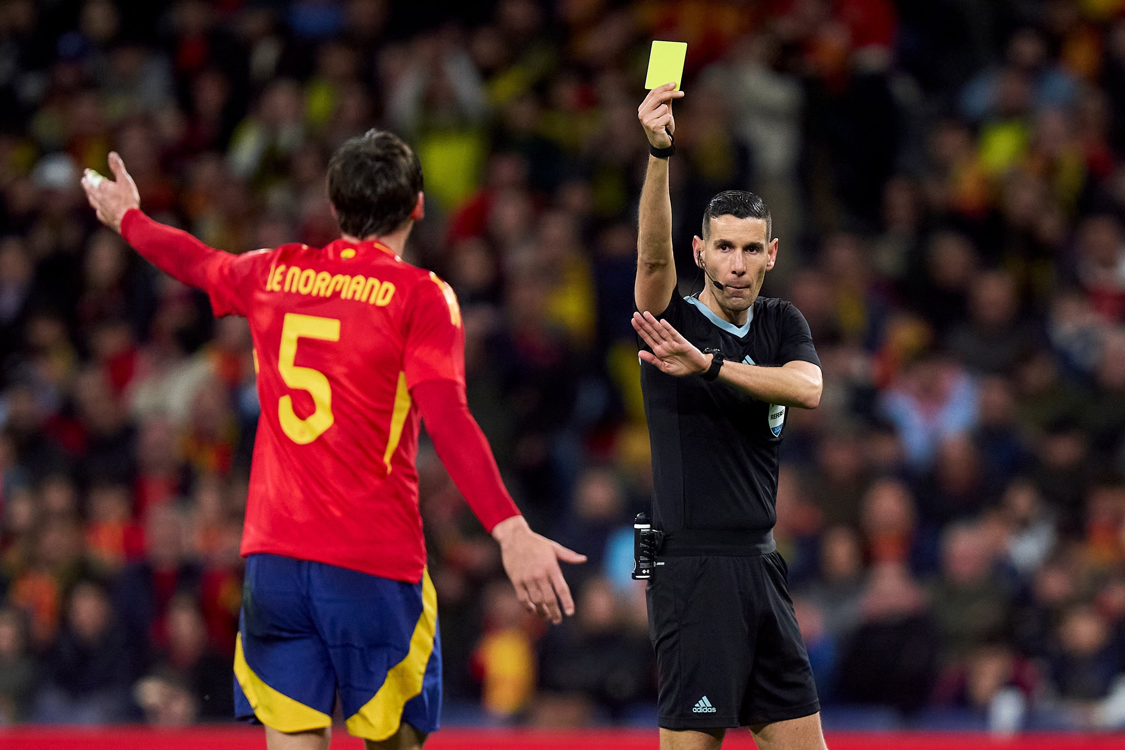 Robin Le Normand protesta una tarjeta amarilla al árbitro durante el amistoso entre España y Brasil