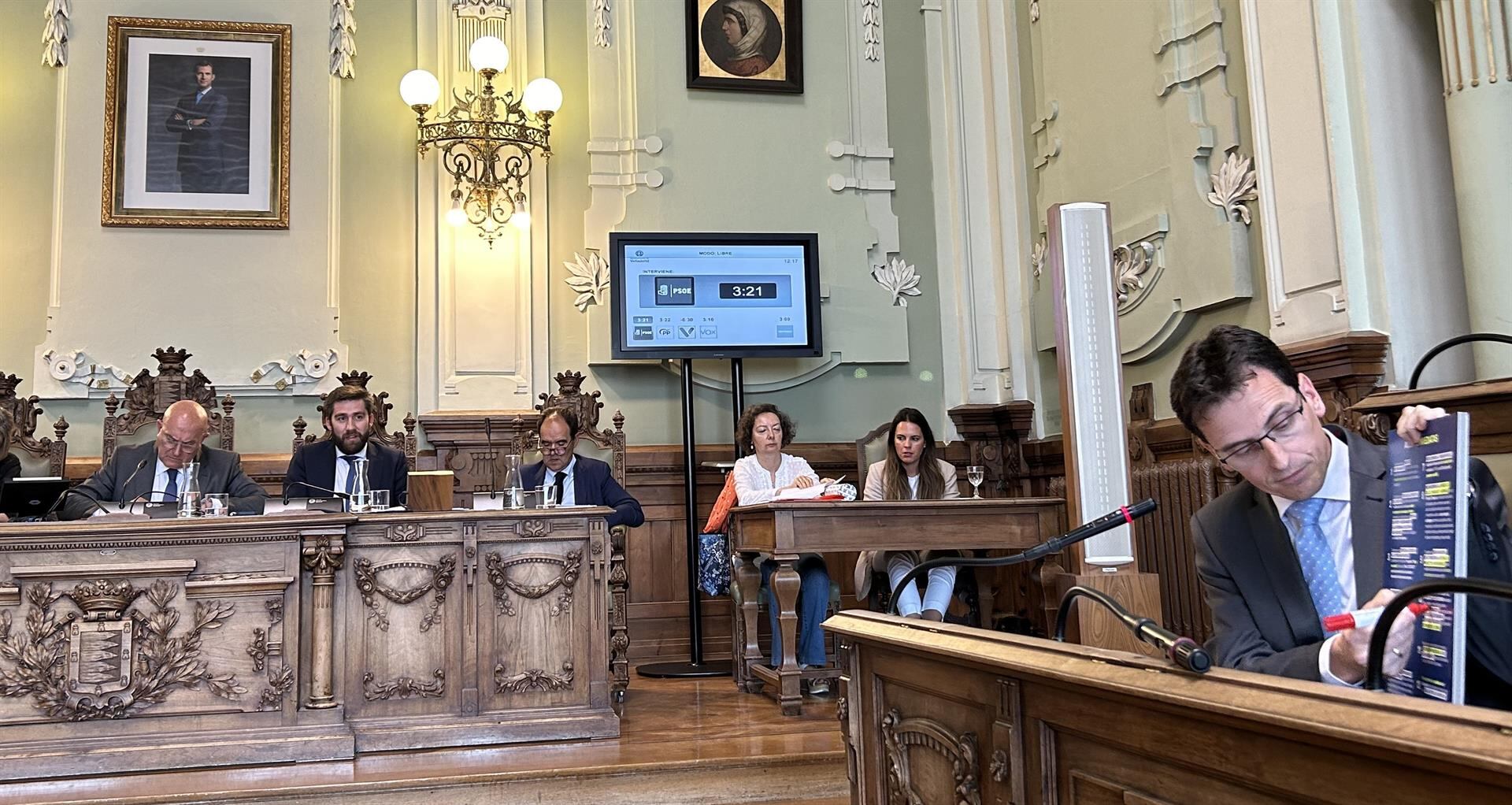 El portavoz socialista, Pedro Herrero, señala promesas incumplidas por el equipo de Gobierno en el Pleno sobre el debate del estado de la ciudad