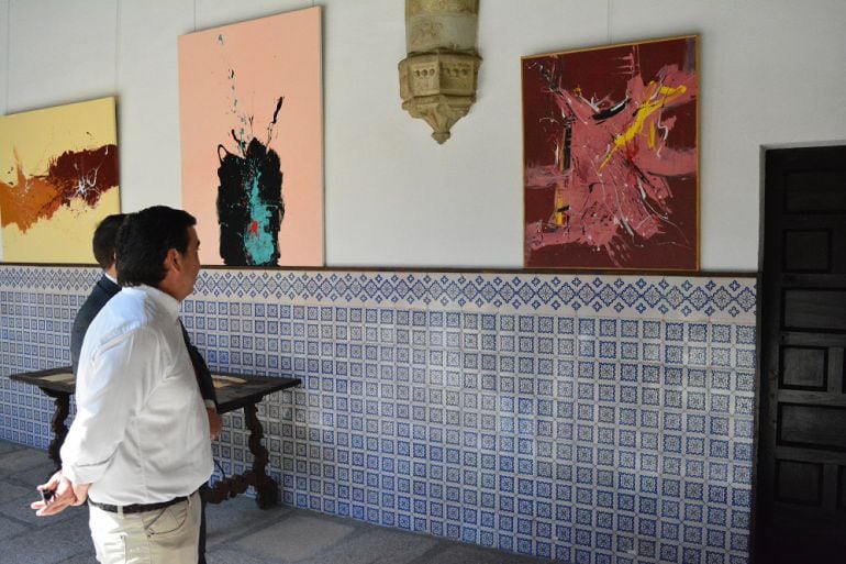 Fernando Tejerizo, pintor de la exposición &#039;Componer el gesto&#039; junto al diputado de cultura, Eduardo Duque