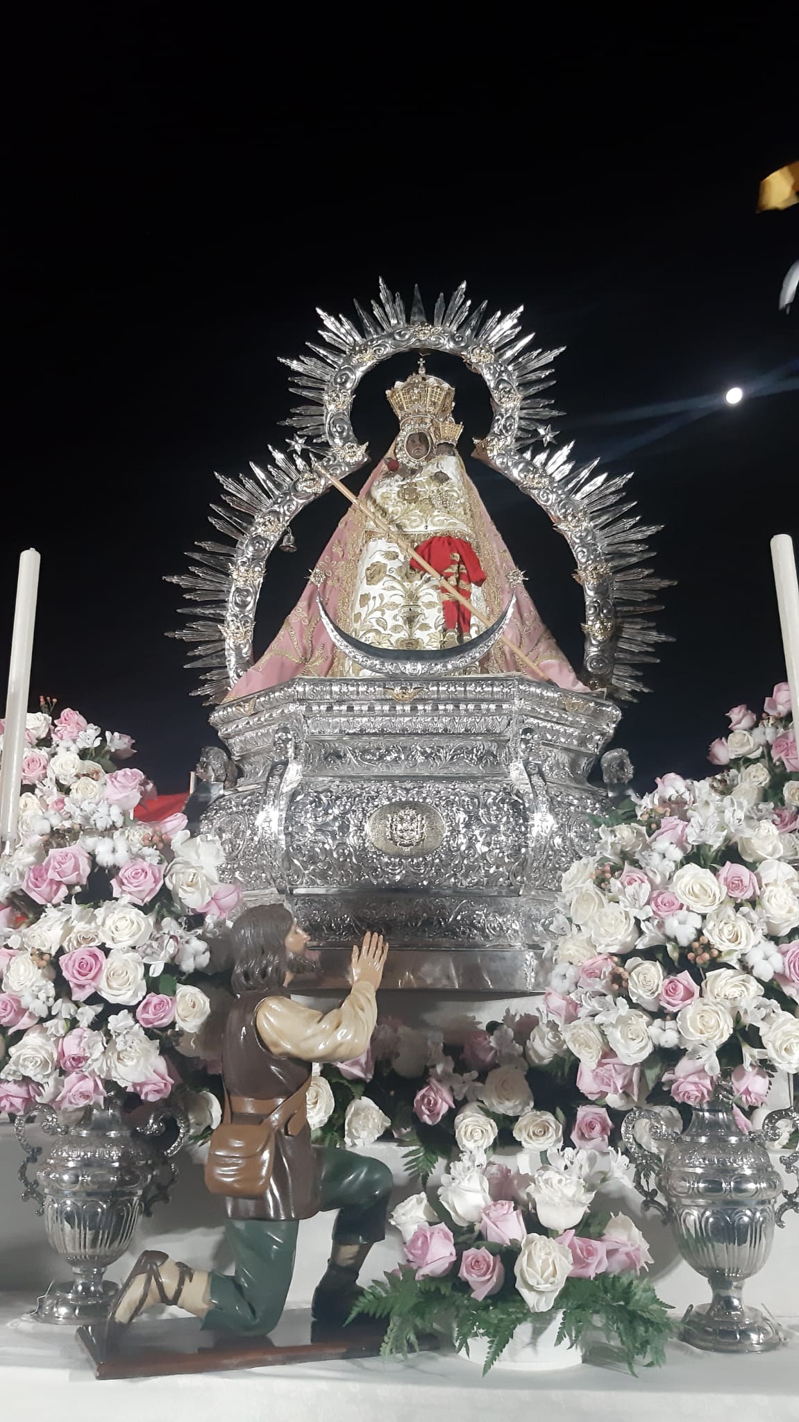 Imagen de la Virgen de la Cabeza presidiendo la Misa Pontifical.