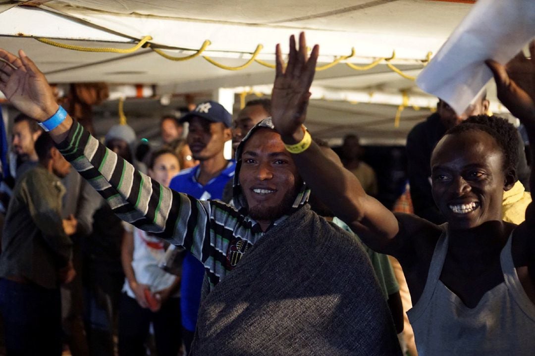 Algunos de los 83 migrantes que quedaban a bordo del barco de la ONG española Open Arms momentos antes de desembarcar anoche en la isla italiana de Lampedusa.