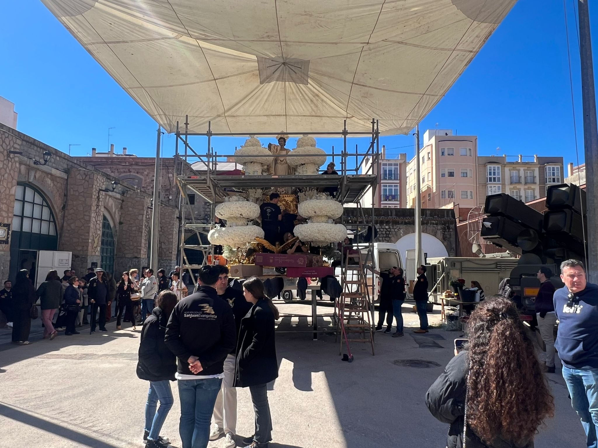 Clavel blanco, rosas y paniculata dan forma a una de las imágenes más reconocibles del Martes Santo