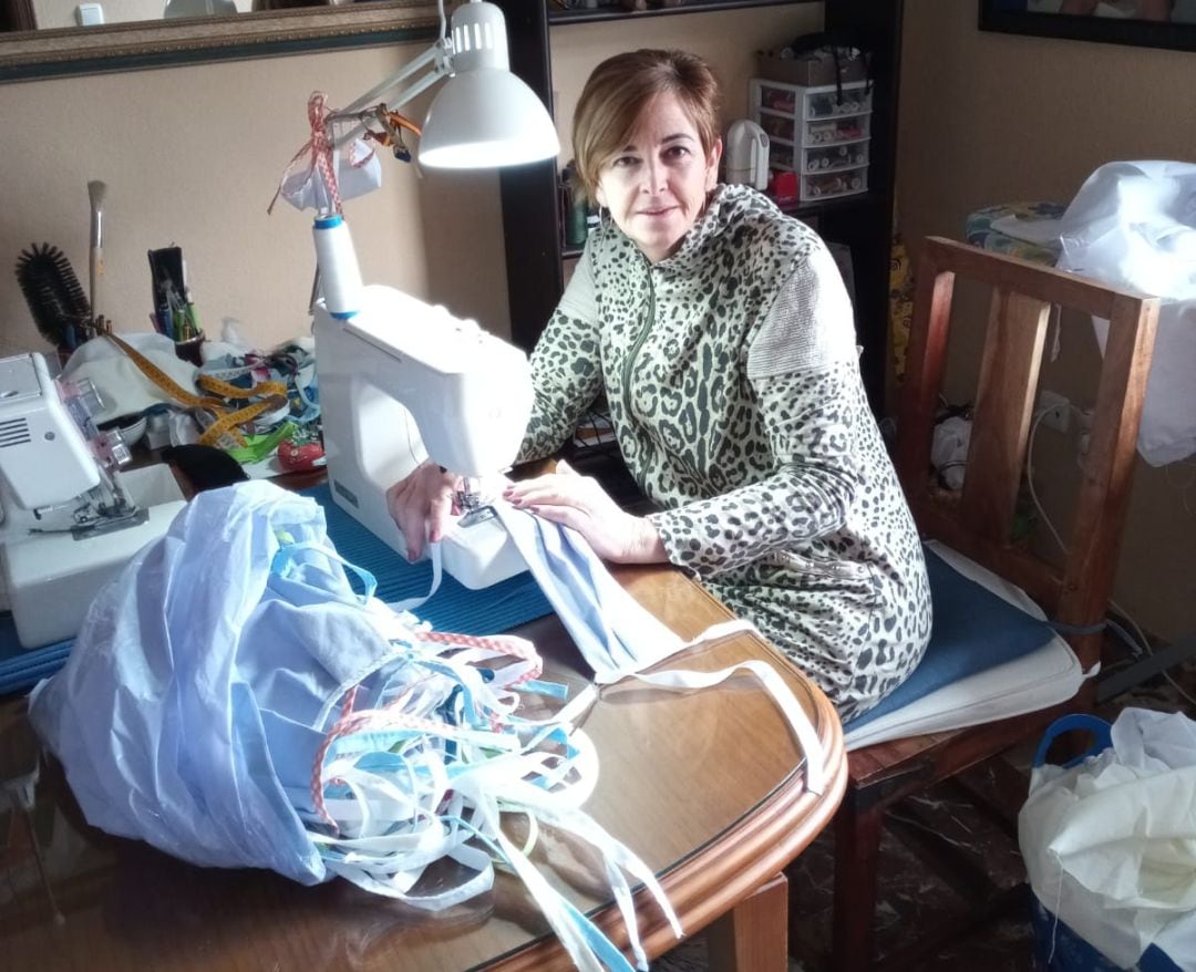 Una de las costureras voluntarias de Bormujos, trabajando en su casa para realizar mascarillas para el Hospital de San Juan de Dios del Aljarafe