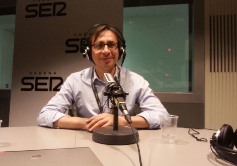 Ramón Marcos en los estudios de la Cadena SER