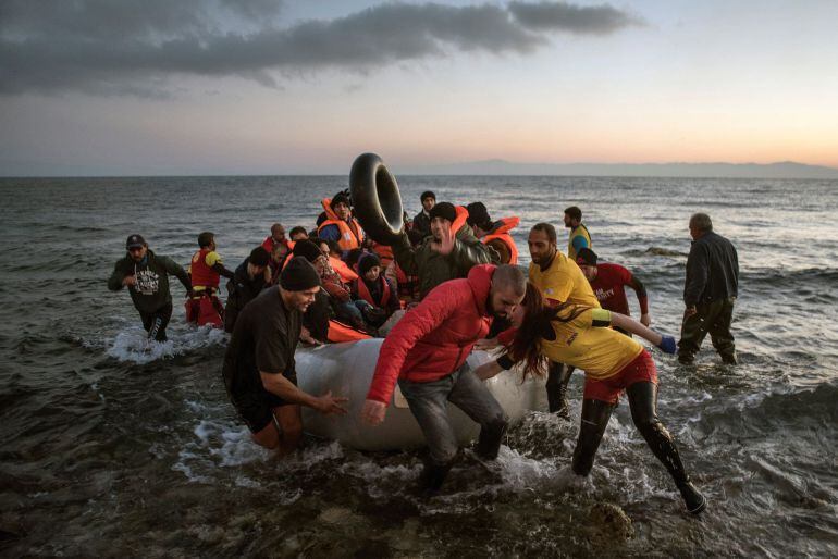 Fotografía facilitada por Save the Children de la llegada de refugiados a la costa de la isla griega de Lesbos. Italia presta asistencia a 18.300 inmigrantes menores de edad que llegaron solos al país y otros 2.440 han desaparecido de su control, según lo