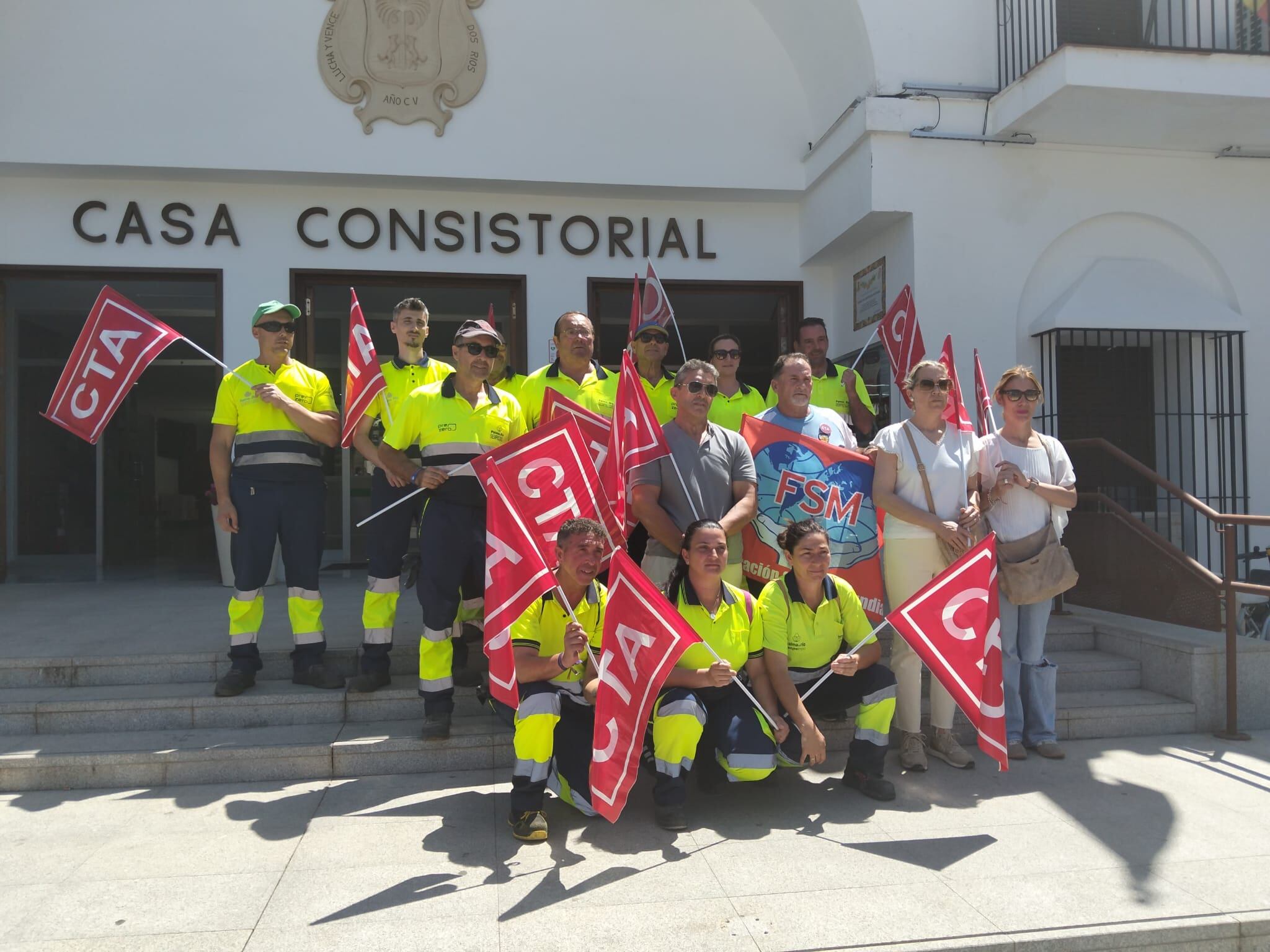 Trabajadores protestando ante las puertas del Ayuntamiento