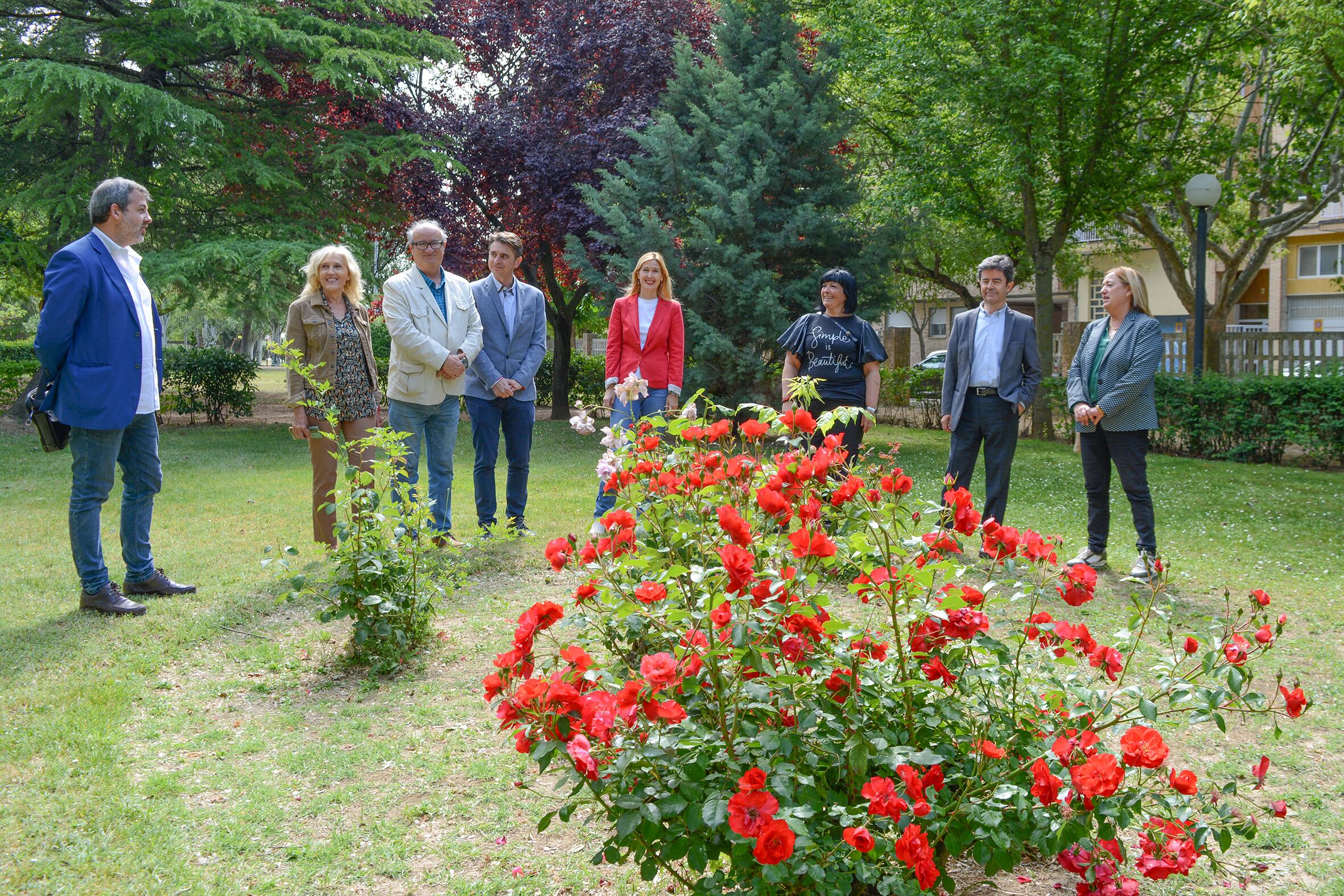 Miembros de la candidatura socialista en el parque Joaquín Roig de Huesca