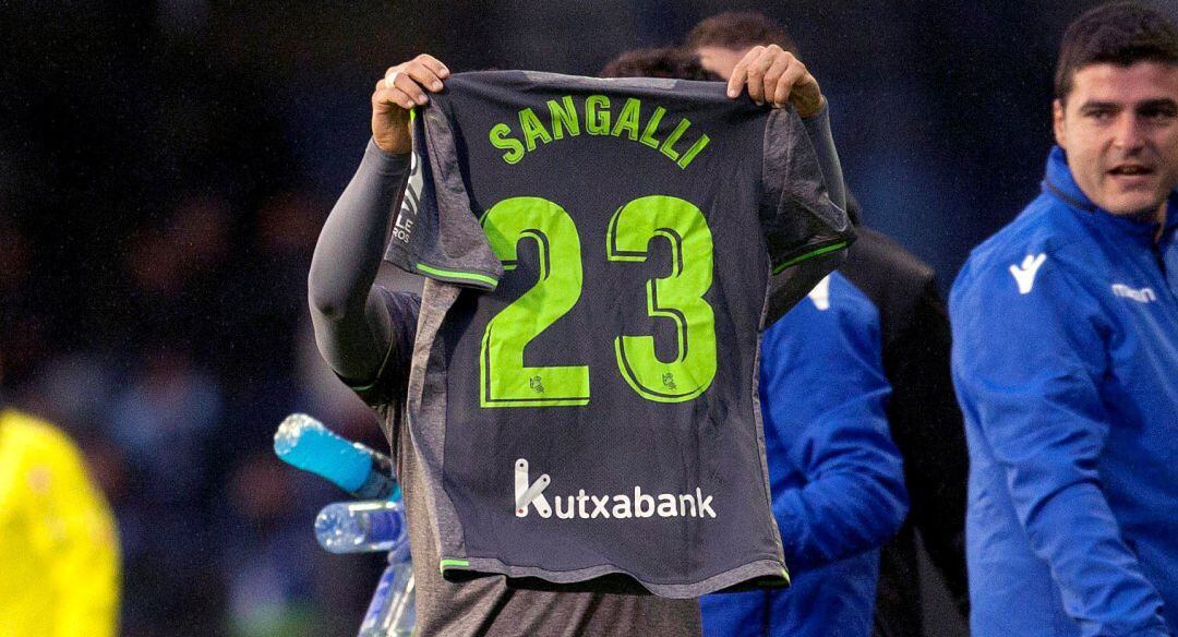 Juanmi saca una camiseta de Sangalli para dedicarle el gol marcado en Vigo