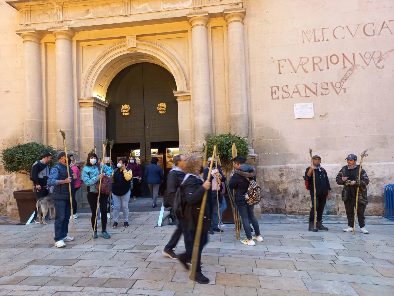 Peregrinos de Santa Faz 2022 en la puesta de la concatedral de San Nicolás de Alicante