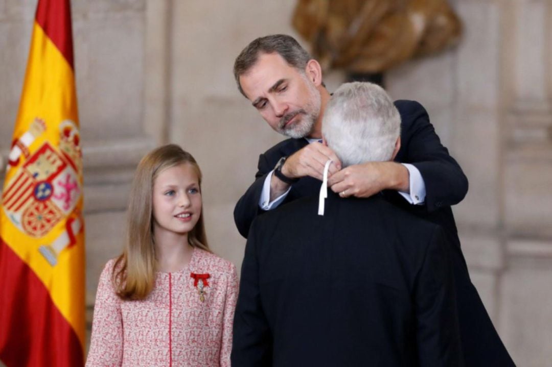 Felipe VI, junto a la princesa Leonor, durante el acto de imposición de condecoraciones