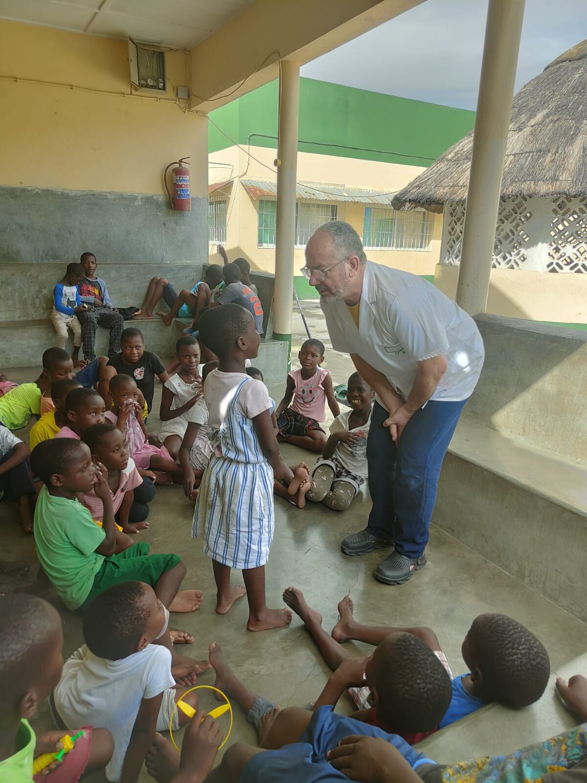 Antonio Barrones, enfermero del Área de Jerez, participa en actividades con niños de Mozambique