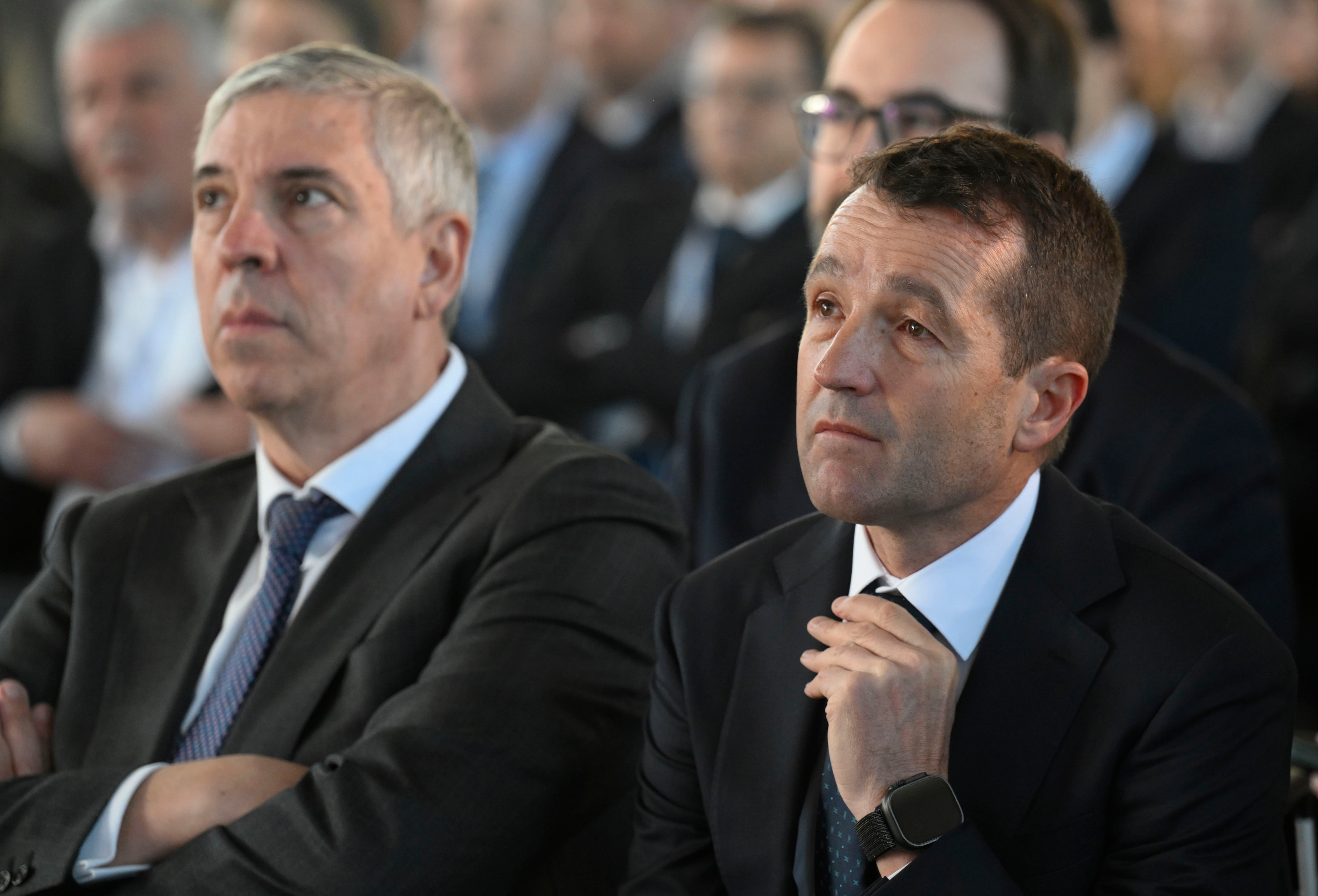 El presidente ejecutivo de Indra Group, Ángel Escribano Ruiz (d) y el consejero delegado, José Vicente de los Mozos (i), durante el III Encuentro del Ecosistema de la Industria Nacional de Defensa.