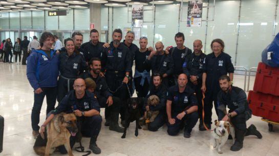 Antonio, Salvador y Manuel con el resto de compañeros de &quot;Bomberos sin Fronteras&quot;.