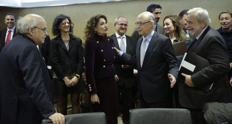 GRA225. MADRID, 23/12/2014.- El ministro de Hacienda y Administraciones Públicas, Cristóbal Montoro (2d), conversa con diversos consejeros a su llegada a la reunión del Consejo de Política Fiscal y Financiera celebrada esta tarde en Madrid. EFE/Zipi