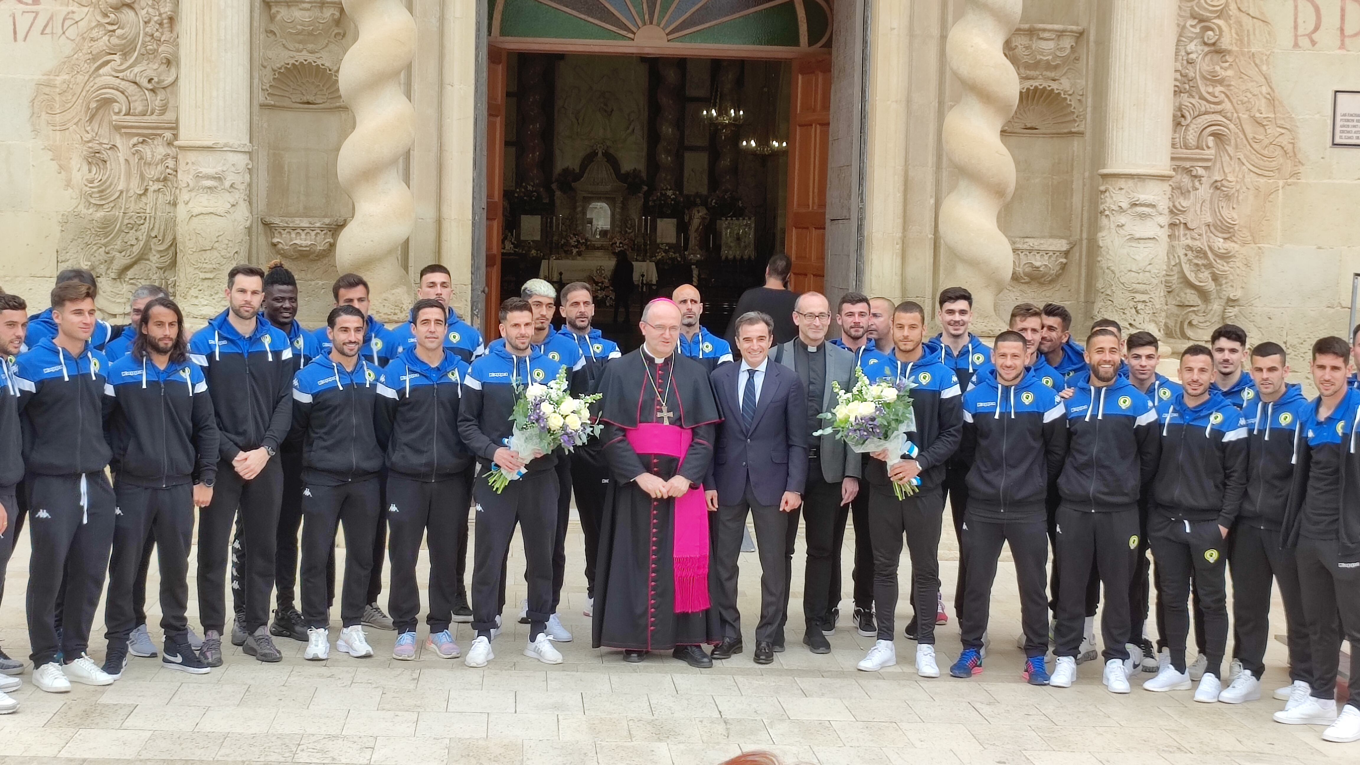 La plantilla del Hércules CF, junto al obispo monseñor José Ignacio Munilla