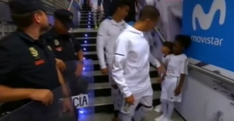 Lucas Vázquez y Cristiano Ronaldo, justo antes de saltar al campo