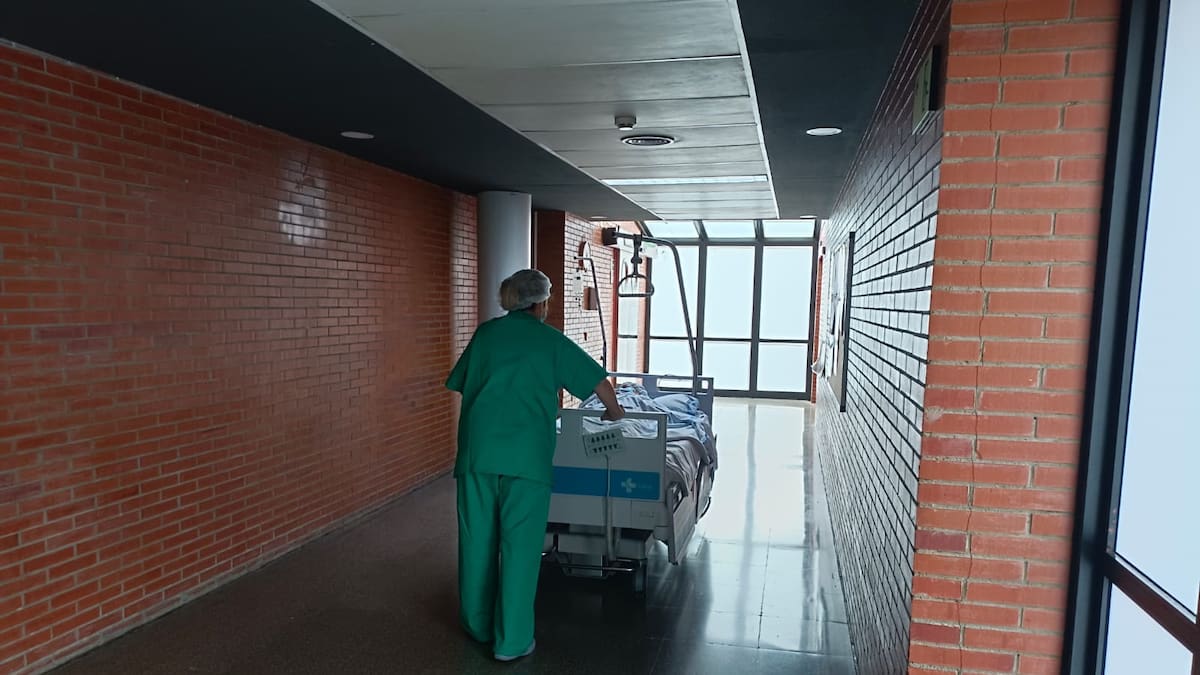 Los celadores se rebelan y programan concentraciones para exigir formación y equiparación de condiciones con otras categorías del hospital del Bierzo