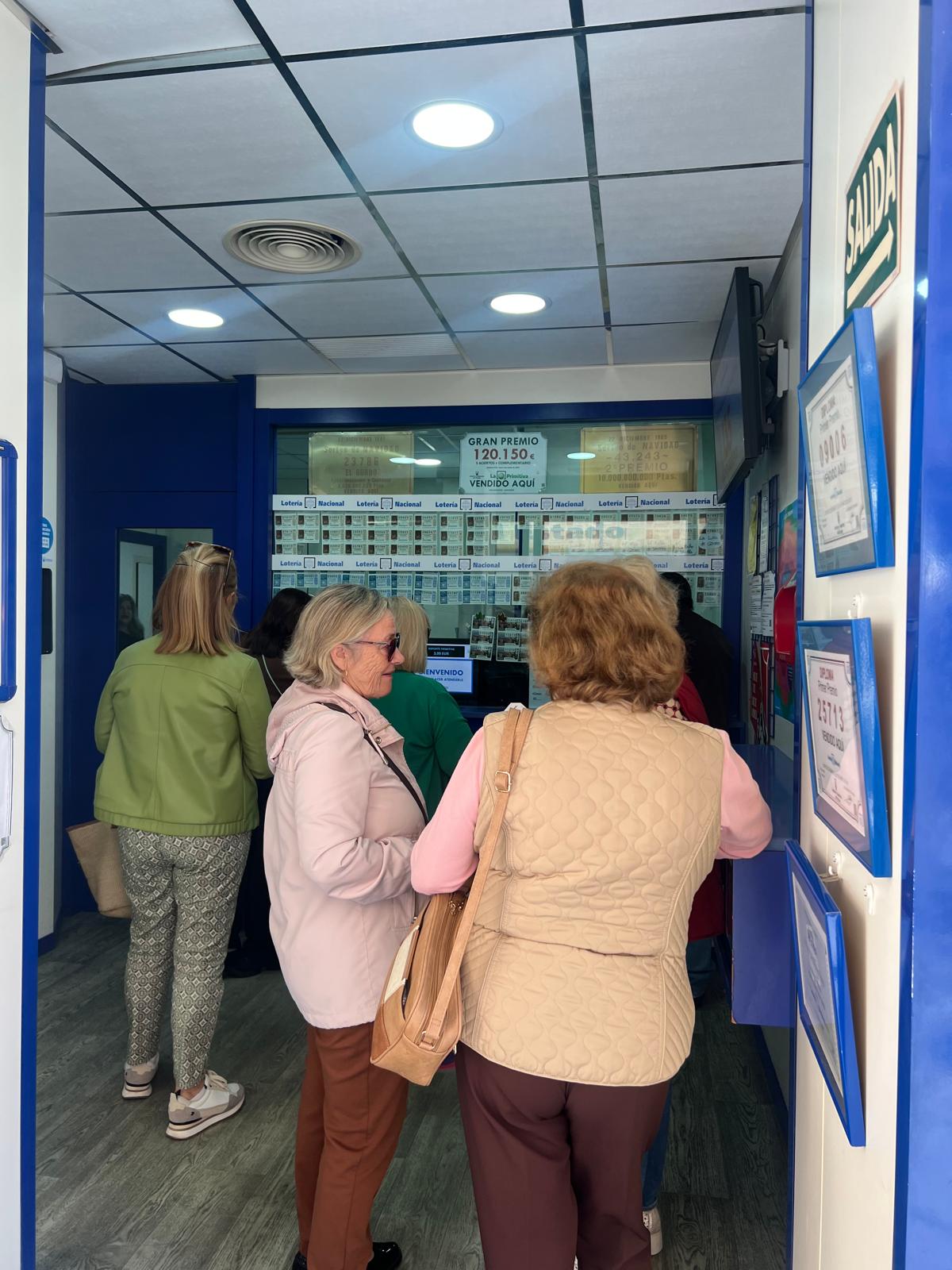 Números que vuelan a Alemania y Andorra: la fiebre de la Lotería de Navidad en Cartagena